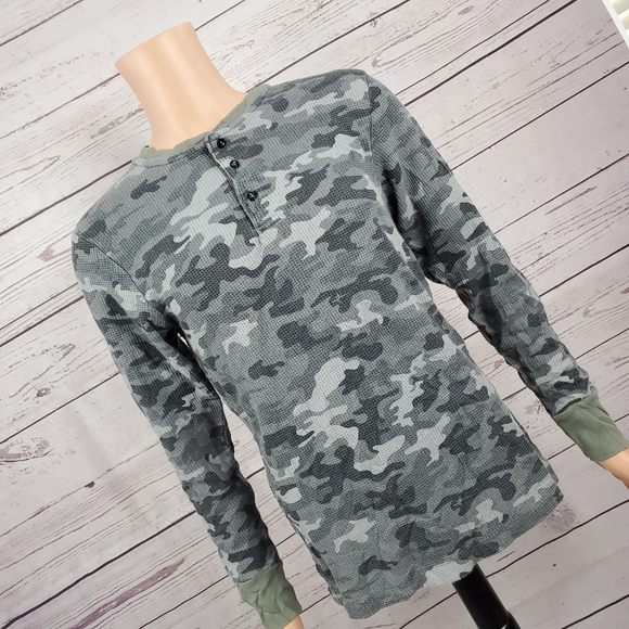 mens medium camouflage shirt ( 5 for $20 ) - Picture 2 of 7